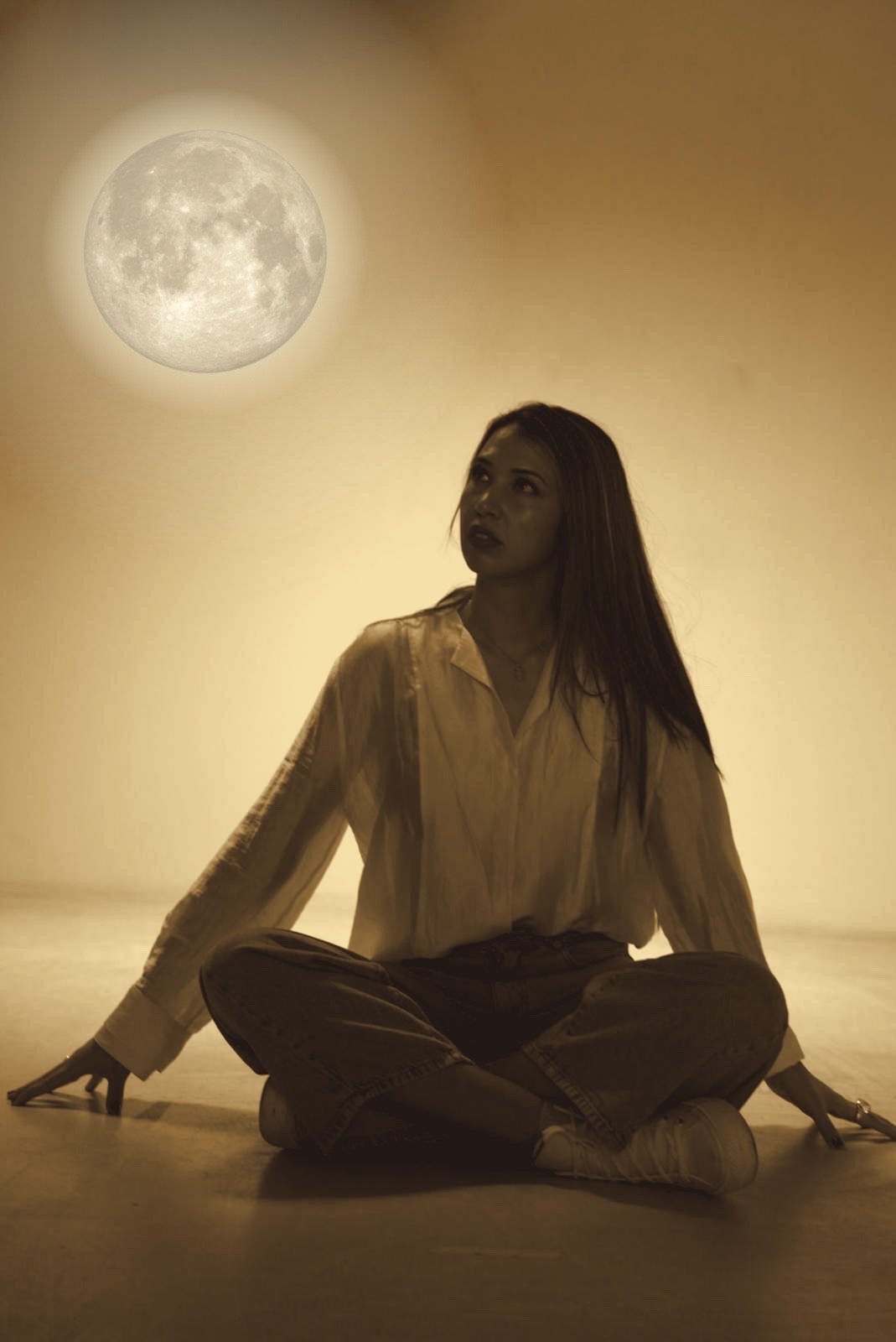 Blanca mirando la luna llena