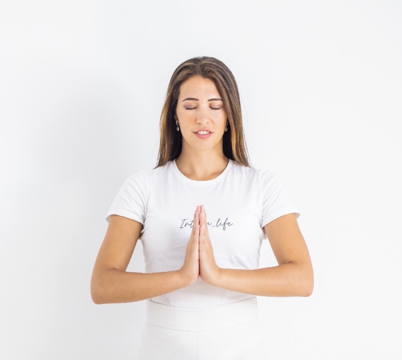 Blanca meditando con los ojos cerrados